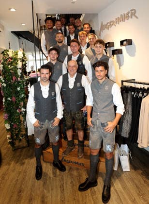 Fussball, Herren, Wiesn Einkleidung, Saison 2026 2027, TSV 1860 München, Trachten Angermaier Die Spieler, Mannschaft des TSV 1860 München zusammen auf der Treppe bei Trachten Angermaier, Teamfoto, Mannschaftsfoto, in Tracht, Lederhose mit Axel Munz