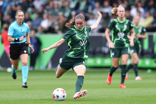 Smilla Vallotto (VfL Wolfsburg, 14) beim Torschuss, schießt auf das Tor, am Ball, Aktion, Action, Spielszene, 26.08.2026, Wolfsburg (Deutschland), Fussball, UEFA Womens Champions League, VfL Wolfsburg - Inter Mailand