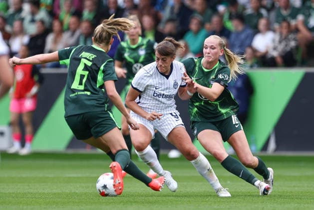 v.li.: Janina Minge (VfL Wolfsburg, 6), Elisa Polli (Inter Mailand, 9) und Camilla Küver (VfL Wolfsburg, 16) im Zweikampf, Duell, Dynamik, Aktion, Action, Spielszene, 26.08.2026, Wolfsburg (Deutschland), Fussball, UEFA Womens Champions League, VfL Wolfsburg - Inter Mailand