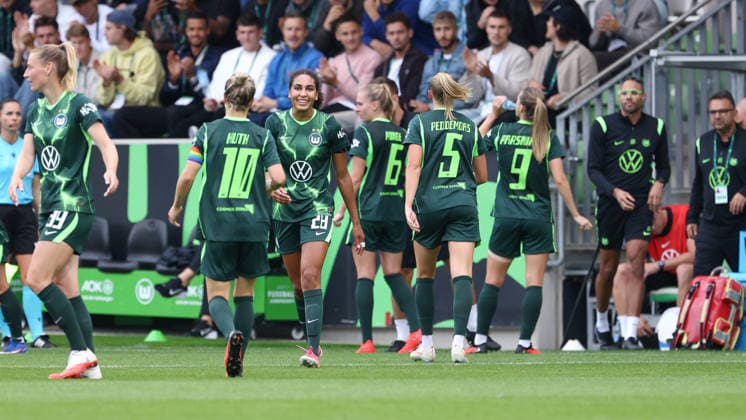 Spielerinnen vom VfL Wolfsburg mit Torjubel, Jubel, jubeln, jubelt, optimistisch, Spielszene, Highlight, Freude über das Tor zum 1:0, 26.08.2026, Wolfsburg (Deutschland), Fussball, UEFA Womens Champions League, VfL Wolfsburg - Inter Mailand
