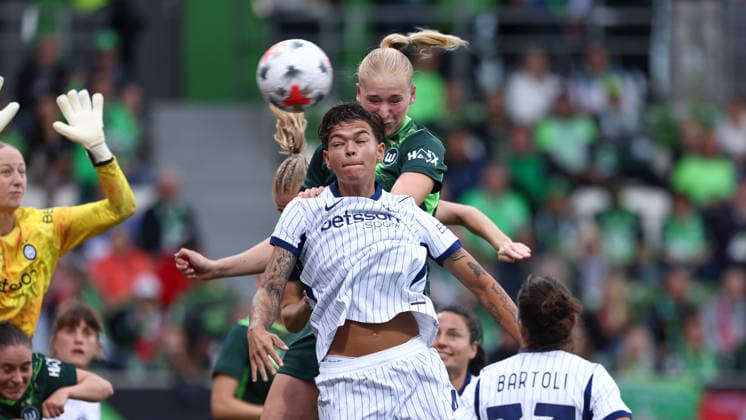v.li.: Samantha van Diemen (Inter Mailand, 4) und Torschützin Camilla Küver (VfL Wolfsburg, 16) erzielt das Tor zum 2:0, Treffer, Highlight, Torerfolg, im Kopfballduell, Kopfball, Zweikampf, Action, Aktion, Spielszene, 26.08.2026, Wolfsburg (Deutschland), Fussball, UEFA Womens Champions League, VfL Wolfsburg - Inter Mailand