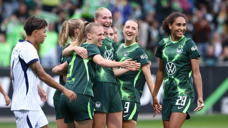 v.li.: Lieske Carleer (VfL Wolfsburg, 3), Torschützin Camilla Küver (VfL Wolfsburg, 16), Lara Prasnikar (VfL Wolfsburg, 9) und Cora Zicai (VfL Wolfsburg, 28) mit Torjubel, Jubel, jubeln, jubelt, optimistisch, Spielszene, Highlight, Freude über das Tor zum 2:0, 26.08.2026, Wolfsburg (Deutschland), Fussball, UEFA Womens Champions League, VfL Wolfsburg - Inter Mailand