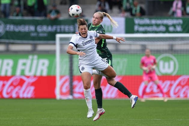 v.li.: Elisa Polli (Inter Mailand, 9) und Camilla Küver (VfL Wolfsburg, 16) im Kopfballduell, Kopfball, Zweikampf, Action, Aktion, Spielszene, 26.08.2026, Wolfsburg (Deutschland), Fussball, UEFA Womens Champions League, VfL Wolfsburg - Inter Mailand