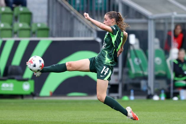 Smilla Vallotto (VfL Wolfsburg, 14) am Ball, Freisteller, Einzelbild, Ganzkörper, Aktion, Action, Spielszene, 26.08.2026, Wolfsburg (Deutschland), Fussball, UEFA Womens Champions League, VfL Wolfsburg - Inter Mailand