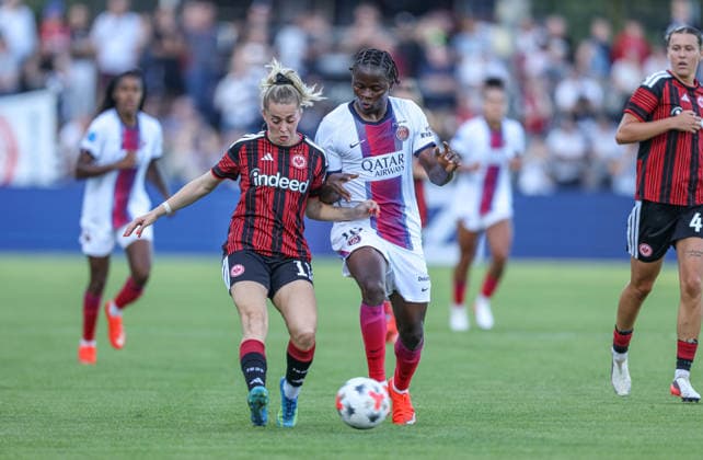 GER, Frankfurt, Eintracht Frankfurt vs Paris Saint-Germain, UEFA Womens Champions League, Fussball, UEFA, Spielzeit 2026 2027, Stadion am Brentanobad, 3. Quali-Runde, Hinspiel im Bild v.l.: Nina Lührsen (Eintracht Frankfurt Frauen 11), Merveille Kanjinga (Paris Saint-Germain Frauen 19) DFB DFL REGULATIONS PROHIBIT ANY USE OF PHOTOGRAPHS AS IMAGE SEQUENCES AND OR QUASI-VIDEO, 26.08.2026 Copyright: HMBxMedia HendrikxHamelau