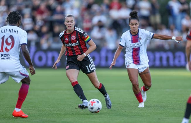 GER, Frankfurt, Eintracht Frankfurt vs Paris Saint-Germain, UEFA Womens Champions League, Fussball, UEFA, Spielzeit 2026 2027, Stadion am Brentanobad, 3. Quali-Runde, Hinspiel im Bild: Laura Freigang (Eintracht Frankfurt Frauen 10), Isabela (Paris Saint-Germain Frauen 12) DFB DFL REGULATIONS PROHIBIT ANY USE OF PHOTOGRAPHS AS IMAGE SEQUENCES AND OR QUASI-VIDEO, 26.08.2026 Copyright: HMBxMedia HendrikxHamelau