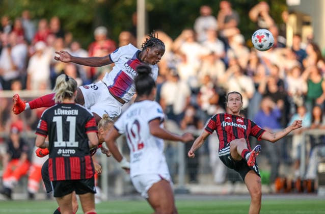GER, Frankfurt, Eintracht Frankfurt vs Paris Saint-Germain, UEFA Womens Champions League, Fussball, UEFA, Spielzeit 2026 2027, Stadion am Brentanobad, 3. Quali-Runde, Hinspiel im Bild v.l.: Merveille Kanjinga (Paris Saint-Germain Frauen 19), Larissa Mühlhaus (Eintracht Frankfurt Frauen 47) DFB DFL REGULATIONS PROHIBIT ANY USE OF PHOTOGRAPHS AS IMAGE SEQUENCES AND OR QUASI-VIDEO, 26.08.2026 Copyright: HMBxMedia HendrikxHamelau