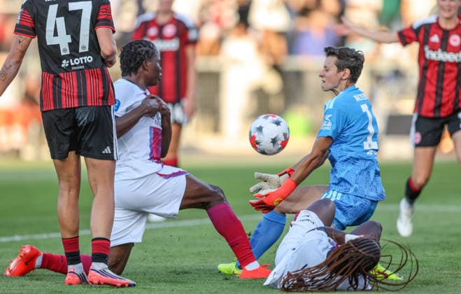 GER, Frankfurt, Eintracht Frankfurt vs Paris Saint-Germain, UEFA Womens Champions League, Fussball, UEFA, Spielzeit 2026 2027, Stadion am Brentanobad, 3. Quali-Runde, Hinspiel im Bild v.l.: Merveille Kanjinga (Paris Saint-Germain Frauen 19), Lina Altenburg (Eintracht Frankfurt Frauen 12) DFB DFL REGULATIONS PROHIBIT ANY USE OF PHOTOGRAPHS AS IMAGE SEQUENCES AND OR QUASI-VIDEO, 26.08.2026 Copyright: HMBxMedia HendrikxHamelau
