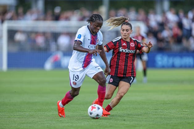 GER, Frankfurt, Eintracht Frankfurt vs Paris Saint-Germain, UEFA Womens Champions League, Fussball, UEFA, Spielzeit 2026 2027, Stadion am Brentanobad, 3. Quali-Runde, Hinspiel im Bild v.l.: Merveille Kanjinga (Paris Saint-Germain Frauen 19), Ereleta Memeti (Eintracht Frankfurt Frauen 7) DFB DFL REGULATIONS PROHIBIT ANY USE OF PHOTOGRAPHS AS IMAGE SEQUENCES AND OR QUASI-VIDEO, 26.08.2026 Copyright: HMBxMedia HendrikxHamelau