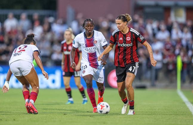 GER, Frankfurt, Eintracht Frankfurt vs Paris Saint-Germain, UEFA Womens Champions League, Fussball, UEFA, Spielzeit 2026 2027, Stadion am Brentanobad, 3. Quali-Runde, Hinspiel im Bild v.l.: Merveille Kanjinga (Paris Saint-Germain Frauen 19), Larissa Mühlhaus (Eintracht Frankfurt Frauen 47) DFB DFL REGULATIONS PROHIBIT ANY USE OF PHOTOGRAPHS AS IMAGE SEQUENCES AND OR QUASI-VIDEO, 26.08.2026 Copyright: HMBxMedia HendrikxHamelau