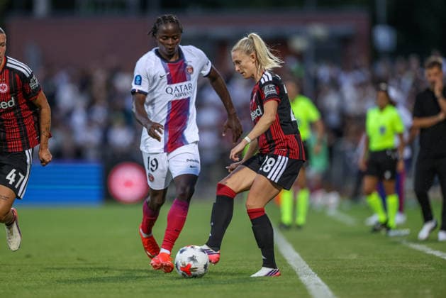 GER, Frankfurt, Eintracht Frankfurt vs Paris Saint-Germain, UEFA Womens Champions League, Fussball, UEFA, Spielzeit 2026 2027, Stadion am Brentanobad, 3. Quali-Runde, Hinspiel im Bild v.l.: Merveille Kanjinga (Paris Saint-Germain Frauen 19), Rebecka Blomqvist (Eintracht Frankfurt Frauen 28) DFB DFL REGULATIONS PROHIBIT ANY USE OF PHOTOGRAPHS AS IMAGE SEQUENCES AND OR QUASI-VIDEO, 26.08.2026 Copyright: HMBxMedia HendrikxHamelau