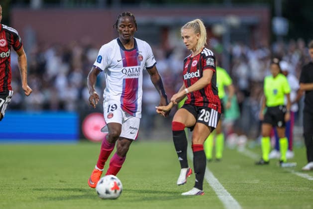 GER, Frankfurt, Eintracht Frankfurt vs Paris Saint-Germain, UEFA Womens Champions League, Fussball, UEFA, Spielzeit 2026 2027, Stadion am Brentanobad, 3. Quali-Runde, Hinspiel im Bild v.l.: Merveille Kanjinga (Paris Saint-Germain Frauen 19), Rebecka Blomqvist (Eintracht Frankfurt Frauen 28) DFB DFL REGULATIONS PROHIBIT ANY USE OF PHOTOGRAPHS AS IMAGE SEQUENCES AND OR QUASI-VIDEO, 26.08.2026 Copyright: HMBxMedia HendrikxHamelau