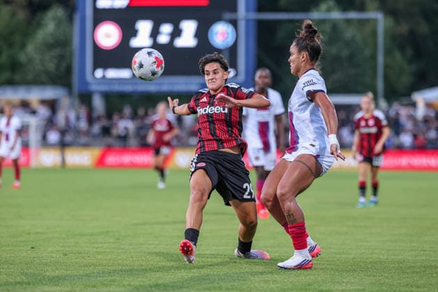 GER, Frankfurt, Eintracht Frankfurt vs Paris Saint-Germain, UEFA Womens Champions League, Fussball, UEFA, Spielzeit 2026 2027, Stadion am Brentanobad, 3. Quali-Runde, Hinspiel im Bild v.l.: Dilara Acikgoz (Eintracht Frankfurt Frauen 29), Isabela (Paris Saint-Germain Frauen 12) DFB DFL REGULATIONS PROHIBIT ANY USE OF PHOTOGRAPHS AS IMAGE SEQUENCES AND OR QUASI-VIDEO, 26.08.2026 Copyright: HMBxMedia HendrikxHamelau