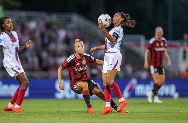 GER, Frankfurt, Eintracht Frankfurt vs Paris Saint-Germain, UEFA Womens Champions League, Fussball, UEFA, Spielzeit 2026 2027, Stadion am Brentanobad, 3. Quali-Runde, Hinspiel im Bild v.l.: Hanna Bennison (Eintracht Frankfurt Frauen 8), Sakina Karchaoui (Paris Saint-Germain Frauen 7) DFB DFL REGULATIONS PROHIBIT ANY USE OF PHOTOGRAPHS AS IMAGE SEQUENCES AND OR QUASI-VIDEO, 26.08.2026 Copyright: HMBxMedia HendrikxHamelau