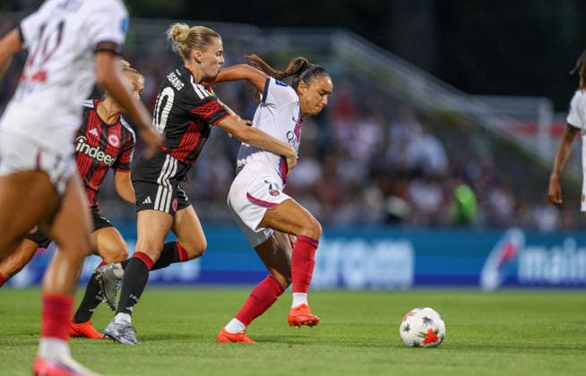 GER, Frankfurt, Eintracht Frankfurt vs Paris Saint-Germain, UEFA Womens Champions League, Fussball, UEFA, Spielzeit 2026 2027, Stadion am Brentanobad, 3. Quali-Runde, Hinspiel im Bild v.l.: Laura Freigang (Eintracht Frankfurt Frauen 10), Sakina Karchaoui (Paris Saint-Germain Frauen 7), Zweikampf DFB DFL REGULATIONS PROHIBIT ANY USE OF PHOTOGRAPHS AS IMAGE SEQUENCES AND OR QUASI-VIDEO, 26.08.2026 Copyright: HMBxMedia HendrikxHamelau
