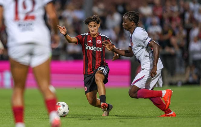 GER, Frankfurt, Eintracht Frankfurt vs Paris Saint-Germain, UEFA Womens Champions League, Fussball, UEFA, Spielzeit 2026 2027, Stadion am Brentanobad, 3. Quali-Runde, Hinspiel im Bild v.l.: Dilara Acikgoz (Eintracht Frankfurt Frauen 29), Merveille Kanjinga (Paris Saint-Germain Frauen 19) DFB DFL REGULATIONS PROHIBIT ANY USE OF PHOTOGRAPHS AS IMAGE SEQUENCES AND OR QUASI-VIDEO, 26.08.2026 Copyright: HMBxMedia HendrikxHamelau