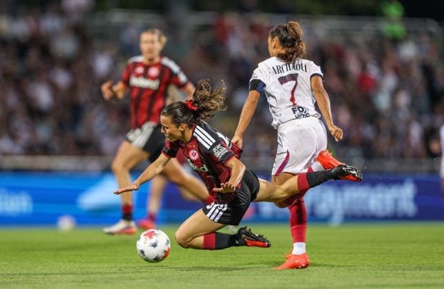 GER, Frankfurt, Eintracht Frankfurt vs Paris Saint-Germain, UEFA Womens Champions League, Fussball, UEFA, Spielzeit 2026 2027, Stadion am Brentanobad, 3. Quali-Runde, Hinspiel im Bild v.l.: Hayley Raso (Eintracht Frankfurt Frauen 16) kommt ins Stolpern, Sakina Karchaoui (Paris Saint-Germain Frauen 7) DFB DFL REGULATIONS PROHIBIT ANY USE OF PHOTOGRAPHS AS IMAGE SEQUENCES AND OR QUASI-VIDEO, 26.08.2026 Copyright: HMBxMedia HendrikxHamelau