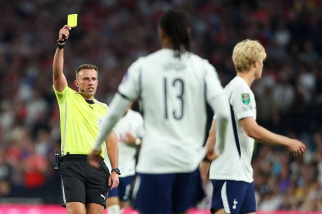 Referee Adam Herczeg shows a yellow card to Lucas Bergvall of Tottenham Hotspur Tottenham Hotspur v Charlton Athletic, EFL Carabao Cup, Second Round, Football, Tottenham Hotspur Stadium, London, UK, 26 08 2026, England - 26 Aug 2026London Tottenham Hotspur Stadium England United Kingdom EDITORIAL USE ONLY No use with unauthorised audio, video, data, fixture lists, club league logos or live services. Online in-match use limited to 120 images, no video emulation. No use in betting, games or single club league player publications. Copyright: xHanc WiredxPhotos Shutterstockx 17118212o