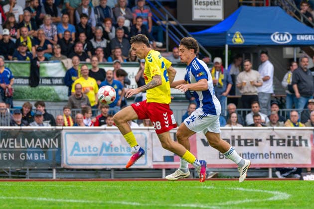 Steffen Rohwedder (SV Atlas Delmenhorst, 28), Ole Kühling (BSV Kickers Emden, 34), Deutschland: Fussball, Regionalliga Nord, Saison 2026 27, 5. Spieltag, 26.08.2026, SV Atlas Delmenhorst vs BSV Kickers Emden, Stadion an der Düsternortstraße (Delmenhorst, Niedersachsen) Copyright: xLeonxFrickx