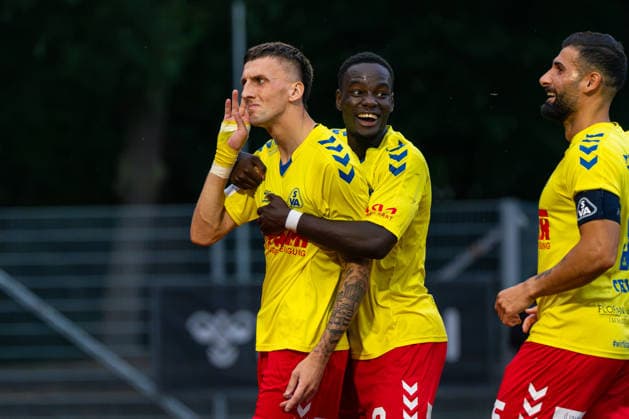 Tor zum 2:0 durch Steffen Rohwedder (SV Atlas Delmenhorst, 28), Andrà Ndiaye, Andre Ndiaye (SV Atlas Delmenhorst, 3), Ibrahim Temin (SV Atlas Delmenhorst, 5), Freude, Jubel, Emotionen, Deutschland: Fussball, Regionalliga Nord, Saison 2026 27, 5. Spieltag, 26.08.2026, SV Atlas Delmenhorst vs BSV Kickers Emden, Stadion an der Düsternortstraße (Delmenhorst, Niedersachsen) Copyright: xLeonxFrickx