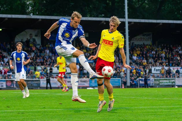 Peer Mahncke (BSV Kickers Emden, 5), Marcel Raßmann, Marcel Rassmann (SV Atlas Delmenhorst, 11), Deutschland: Fussball, Regionalliga Nord, Saison 2026 27, 5. Spieltag, 26.08.2026, SV Atlas Delmenhorst vs BSV Kickers Emden, Stadion an der Düsternortstraße (Delmenhorst, Niedersachsen) Copyright: xLeonxFrickx