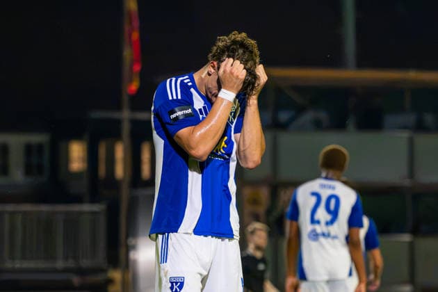 Ole Kühling (BSV Kickers Emden, 34) Hände vor dem Kopf nach Abpfiff, Enttäuschung, Deutschland: Fussball, Regionalliga Nord, Saison 2026 27, 5. Spieltag, 26.08.2026, SV Atlas Delmenhorst vs BSV Kickers Emden, Stadion an der Düsternortstraße (Delmenhorst, Niedersachsen) Copyright: xLeonxFrickx