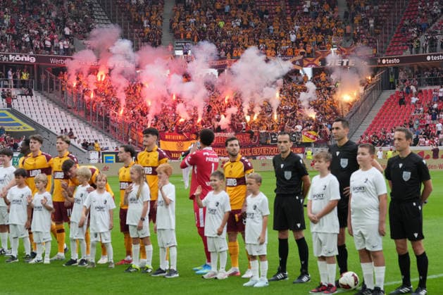 Pyrotechnik, Bengalo, Feuer, Rauch, Pyro , Deutschland, Fussball, UEFA Conference League, Play-offs, Rückspiel, 2026 2027, SC Freiburg vs. Motherwell FC, 27.08.2026, Europa-Park Stadion, Freiburg Freiburg Europa-Park Stadion Baden-Württemberg Deutschland Copyright: xArnexAmbergx