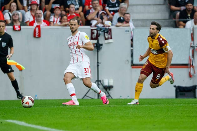 Max Rosenfelder (SC Freiburg, 37) und Lukas Fadinger (Motherwell FC, 08) im Laufduell , Deutschland, Fussball, UEFA Conference League, Play-offs, 2026 2027, SC Freiburg vs. Motherwell FC, 27.08.2026, Freiburg im Breisgau Europa-Park Stadion Deutschland Copyright: xGrantxHubbsx