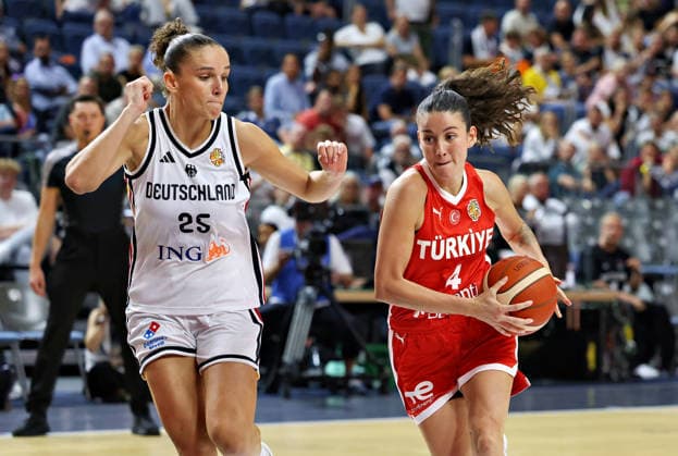 v.l. Clara Bielefeld (Deutschland Damen 25), Olcay Cakir Turgut (Tuerkei Damen 04) Deutschland vs. Tuerkei, Basketball, DBB, Frauen, Freundschaftsspiel, 27.08.2026 Deutschland vs. Tuerkei, Basketball, DBB, Frauen, Freundschaftsspiel, 27.08.2026 Koeln Copyright: xEibner-Pressefotox xThomasxStoeckerx EP_TSR