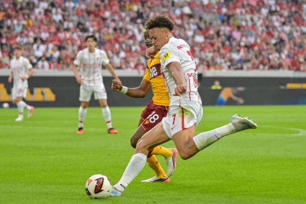 Derry Scherhant (SC Freiburg, 07) am Ball und im duell mit Tawanda Maswanhise (Motherwell FC, 18) GER, SC Freiburg vs Motherwell FC, Fussball, Uefa Conference League, Playoff Rueckspiel, Saison 2026 2027, 27.08.2026 GER, SC Freiburg vs Motherwell FC, Fussball, Uefa Conference League, Playoff Rueckspiel, Saison 2026 2027, 27.08.2026 Freiburg Copyright: xEibner-Pressefotox EP_THS