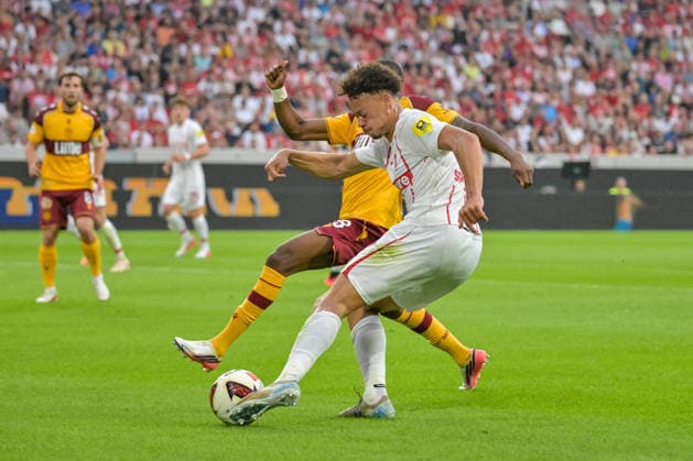 Derry Scherhant (SC Freiburg, 07) am Ball und im duell mit Tawanda Maswanhise (Motherwell FC, 18) GER, SC Freiburg vs Motherwell FC, Fussball, Uefa Conference League, Playoff Rueckspiel, Saison 2026 2027, 27.08.2026 GER, SC Freiburg vs Motherwell FC, Fussball, Uefa Conference League, Playoff Rueckspiel, Saison 2026 2027, 27.08.2026 Freiburg Copyright: xEibner-Pressefotox EP_THS
