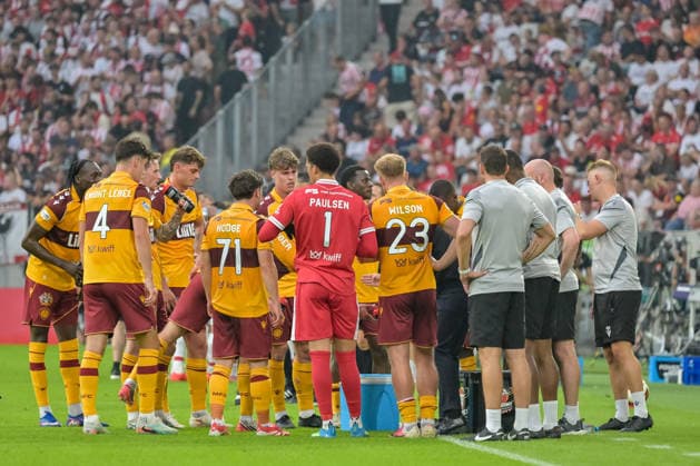 Team Motherwell FC waehrend der Trinkpause. GER, SC Freiburg vs Motherwell FC, Fussball, Uefa Conference League, Playoff Rueckspiel, Saison 2026 2027, 27.08.2026 GER, SC Freiburg vs Motherwell FC, Fussball, Uefa Conference League, Playoff Rueckspiel, Saison 2026 2027, 27.08.2026 Freiburg Copyright: xEibner-Pressefotox EP_THS