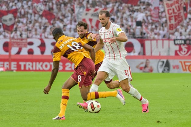 Tawanda Maswanhise (Motherwell FC, 18), Max Rosenfelder (SC Freiburg, 37) mit Ball und im duell mit Lukas Fadinger (Motherwell FC, 08) GER, SC Freiburg vs Motherwell FC, Fussball, Uefa Conference League, Playoff Rueckspiel, Saison 2026 2027, 27.08.2026 GER, SC Freiburg vs Motherwell FC, Fussball, Uefa Conference League, Playoff Rueckspiel, Saison 2026 2027, 27.08.2026 Freiburg Copyright: xEibner-Pressefotox EP_THS
