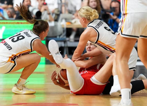 Britta Daub (Deutschland, 19) und Emma Eichmeyer (Deutschland, 9) kaempfen mit Elif Bayram (Turkiye, 11) um den Ball. GER, Basketball, Frauen Länderspiel, Deutschland vs Türkei, Freundschaftspiel, LANXESS arena, Köln, 27.08.2026 Foto: HMB Media Scott W. Coleman Köln LANXESS arena Nordrhein-Westfalen GER Copyright: xScottxW.xColemanx