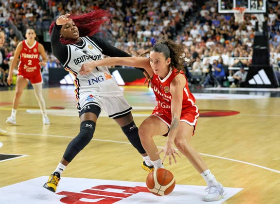 v.l. Alexis Peterson (Deutschland Damen 01), Olcay Cakir Turgut (Tuerkei Damen 04) im Hintergrund Sevgi Uzun (Tuerkei Damen 02) Deutschland vs. Tuerkei, Basketball, DBB, Frauen, Freundschaftsspiel, 27.08.2026 Deutschland vs. Tuerkei, Basketball, DBB, Frauen, Freundschaftsspiel, 27.08.2026 Koeln Copyright: xEibner-Pressefotox xThomasxStoeckerx EP_TSR