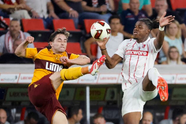 Joe Hodge (Motherwell FC, 71) und Cyriaque Irie (SC Freiburg, 22) im Zweikampf , Deutschland, Fussball, UEFA Conference League, Play-offs, 2026 2027, SC Freiburg vs. Motherwell FC, 27.08.2026, Freiburg im Breisgau Europa-Park Stadion Deutschland Copyright: xGrantxHubbsx