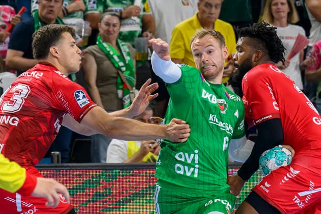 im Bild v.l.: Aaron Mensing (MT Melsungen, 33), Mathias Gidsel (Fuechse Berlin, 19), Dariel Garcia Rivera (MT Melsungen, 31), Zweikampf, Action, Kampf, kaempft um den Ball, GER, Berlin, Handball, Fuechse Berlin vs MT Melsungen, in der Max-Schmeling-Halle, 27.08.2026, Copyright: HMBxMedia UwexKoch