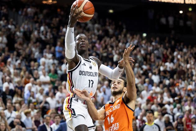 Dennis SCHROEDER (SCHRÖDER) (GER, 17, li.) am Ball, im Zweikampf gegen Troy KOEHLER (NED, 16, re.), Aktion, Basketball Laenderspiel WM Qualifikation Deutschland (GER) - Niederlande (NED), Endstand 99:83, FIBA Basketball World Cup European Qualifiers, 2nd Round, Group K, am 27.08.2026, in Koeln Lanxess Arena;