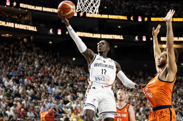 Dennis SCHROEDER (SCHRÖDER) (GER, 17, li.) am Ball, beim Wurf zum Korb, im Zweikampf gegen Troy KOEHLER (NED, 16, re.), Aktion, Basketball Laenderspiel WM Qualifikation Deutschland (GER) - Niederlande (NED), Endstand 99:83, FIBA Basketball World Cup European Qualifiers, 2nd Round, Group K, am 27.08.2026, in Koeln Lanxess Arena;