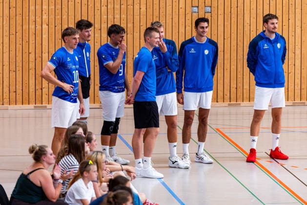 27.08.2026, GER, Volleyball, Maenner, Saison 26 27, 2.Bl Sued 1.Bl, Testspiel, Blue Volleys Gotha - Cerebricks Volley Goats Mitteldeutschland Robert Werner (Blue Volleys Gotha, Trainer) im Austausch mit Justus Krausse (Blue Volleys Gotha,1), Lauritz Jastrow (Blue Volleys Gotha,10), Tim Wagner (Blue Volleys Gotha,11), Jean Filippidis (Blue Volleys Gotha,6), Franz Aron Stueckrad (Blue Volleys Gotha,9), Robin Stolle (Blue Volleys Gotha,8) 99867 Gotha Sporthalle Sportanlage Ernesti Thüringen Deutschland