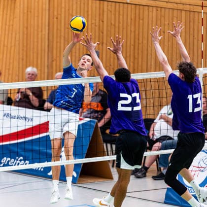 27.08.2026, GER, Volleyball, Maenner, Saison 26 27, 2.Bl Sued 1.Bl, Testspiel, Blue Volleys Gotha - Cerebricks Volley Goats Mitteldeutschland Christoph Assmann (Blue Volleys Gotha,3), Rico Wardlow (cerebricks Volley Goats Mitteldeutschland), Neo Laumann (cerebricks Volley Goats Mitteldeutschland) 99867 Gotha Sporthalle Sportanlage Ernesti Thüringen Deutschland