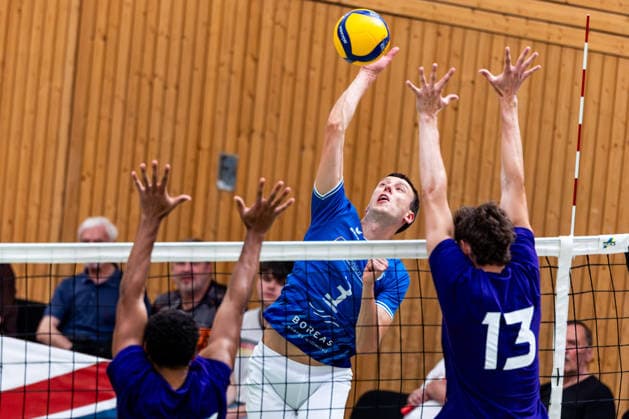 27.08.2026, GER, Volleyball, Maenner, Saison 26 27, 2.Bl Sued 1.Bl, Testspiel, Blue Volleys Gotha - Cerebricks Volley Goats Mitteldeutschland Christoph Assmann (Blue Volleys Gotha,3), Rico Wardlow (cerebricks Volley Goats Mitteldeutschland), Neo Laumann (cerebricks Volley Goats Mitteldeutschland) 99867 Gotha Sporthalle Sportanlage Ernesti Thüringen Deutschland
