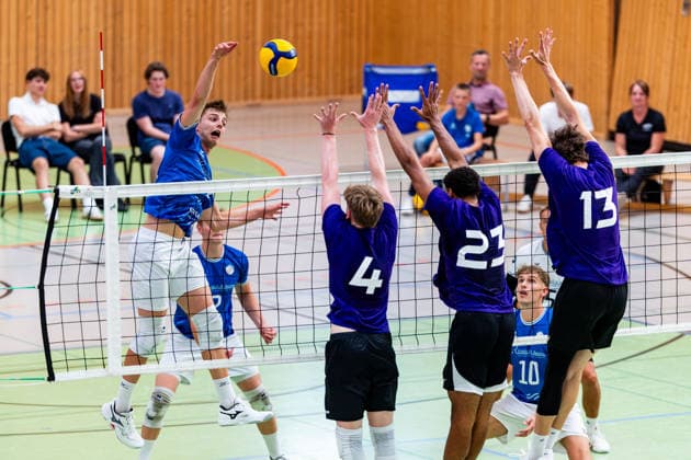 27.08.2026, GER, Volleyball, Maenner, Saison 26 27, 2.Bl Sued 1.Bl, Testspiel, Blue Volleys Gotha - Cerebricks Volley Goats Mitteldeutschland Ben Bierwisch (Blue Volleys Gotha,13) , Tom Borchert (cerebricks Volley Goats Mitteldeutschland), Rico Wardlow (cerebricks Volley Goats Mitteldeutschland), Neo Laumann (cerebricks Volley Goats Mitteldeutschland) 99867 Gotha Sporthalle Sportanlage Ernesti Thüringen Deutschland
