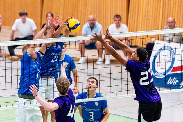 27.08.2026, GER, Volleyball, Maenner, Saison 26 27, 2.Bl Sued 1.Bl, Testspiel, Blue Volleys Gotha - Cerebricks Volley Goats Mitteldeutschland Hannes Krochmann (Blue Volleys Gotha,7), Hannes Krausse (Blue Volleys Gotha,4), Tom Borchert (cerebricks Volley Goats Mitteldeutschland), Rico Wardlow (cerebricks Volley Goats Mitteldeutschland) 99867 Gotha Sporthalle Sportanlage Ernesti Thüringen Deutschland
