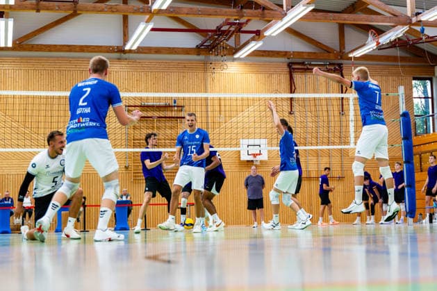 27.08.2026, GER, Volleyball, Maenner, Saison 26 27, 2.Bl Sued 1.Bl, Testspiel, Blue Volleys Gotha - Cerebricks Volley Goats Mitteldeutschland Len Spankowski (Blue Volleys Gotha,5), Richard Werner (Blue Volleys Gotha,2), Hannes Krausse (Blue Volleys Gotha,4), Hannes Krochmann (Blue Volleys Gotha,7) 99867 Gotha Sporthalle Sportanlage Ernesti Thüringen Deutschland