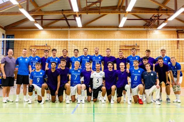27.08.2026, GER, Volleyball, Maenner, Saison 26 27, 2.Bl Sued 1.Bl, Testspiel, Blue Volleys Gotha - Cerebricks Volley Goats Mitteldeutschland Abschlussbild der beiden Mannschaften um Christoph Assmann (Blue Volleys Gotha,3) Lauritz Jastrow (Blue Volleys Gotha,10) Jannik Kaessmann (Blue Volleys Gotha,14) Nikita Muehlbach (Blue Volleys Gotha, Co-Trainer, Scout) Finn Jansen (Blue Volleys Gotha) Justus Krausse (Blue Volleys Gotha,1) Hannes Krochmann (Blue Volleys Gotha,7) Jean Filippidis (Blue Volleys Gotha,6) Daniel Mark Ridings (Blue Volleys Gotha,12) Len Spankowski (Blue Volleys Gotha,5) Tim Wagner (Blue Volleys Gotha,11) Richard Werner (Blue Volleys Gotha,2) Robert Werner (Blue Volleys Gotha, Trainer) Ben Bierwisch (Blue Volleys Gotha,13) Joerg Fischer (Blue Volleys Gotha) Gabi Fischer (Blue Volleys Gotha) Schade, Robin (Blue Volleys Gotha, Co-Trainer) Peggy Raschke (Blue Volleys Gotha) Holger Ludwig (Blue Volleys Gotha) Hannes Krausse (Blue Volleys Gotha,4) Robin Stolle (Blue Volleys Gotha,8) Franz Aron Stueckrad (Blue Volleys Gotha,9) Tom Borchert (cerebricks Volley Goats Mitteldeutschland) Nick Breitenbach (cerebricks Volley Goats Mitteldeutschland) Elliot Collard (cerebricks Volley Goats Mitteldeutschland) Jesse Delancy (cerebricks Volley Goats Mitteldeutschland) Andrei Druta (cerebricks Volley Goats Mitteldeutschland) Jacob Harris (cerebricks Volley Goats Mitteldeutschland) Cole Ketrynski (cerebricks Volley Goats Mitteldeutschland) Neo Laumann (cerebricks Volley Goats Mitteldeutschland) Jordan McKee (cerebricks Volley Goats Mitteldeutschland) Lukas Pockrandt (cerebricks Volley Goats Mitteldeutschland) Jacob Reilly (cerebricks Volley Goats Mitteldeutschland) Sebastian Lucas Roesler (cerebricks Volley Goats Mitteldeutschland) Paiul Stommel (cerebricks Volley Goats Mitteldeutschland) Rico Wardlow (cerebricks Volley Goats Mitteldeutschland) Bradley Hudson (cerebricks Volley Goats Mitteldeutschland) 99867 Gotha Sporthalle Sportanlage Ernesti Thüringen Deutschland