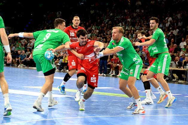 27.08.2026, GER Deutschland, Handball, 1.Bundesliga, 27.08.2026, Saison 2026 2027, Berlin, Fuechse Berlin vs Melsungen Simak, Frederik ( Fuechse Berlin 9 ), Max Darj ( Fuechse Berlin 5 ), Erik Balenciaga ( MT Melsungen 6 ) Berlin Max-Schmeling-Halle Berlin Deutschland Copyright: xNordphotox xEnglerx