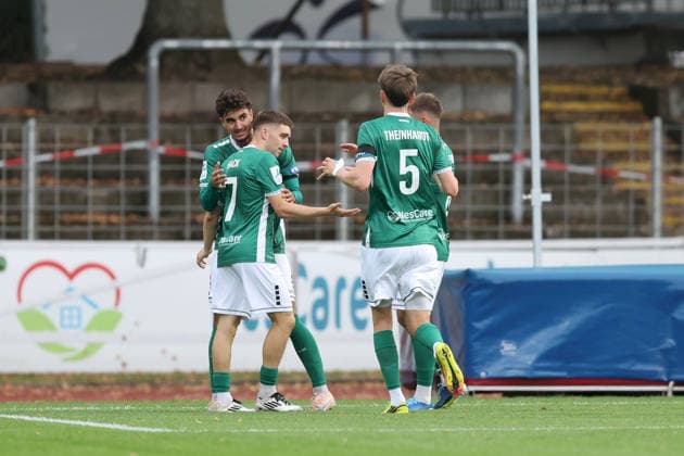 28.08.2026, Herren, Fussball, Saison 2026 2027, Regionalliga Bayern, 6. Spieltag: 1. FC Schweinfurt 1905 - SpVgg Greuther Fuerth II Torjubel nach dem 1:0 durch Philipp Hack ( 7, 1. FC Schweinfurt 1905), mit Berkay Öztürk ( 40, 1. FC Schweinfurt 1905), Johannes Theinhardt ( 5, 1. FC Schweinfurt 1905) und Gil Ebner ( 8, 1. FC Schweinfurt 1905) Schweinfurt Sachs-Stadion Bayern Deutschland