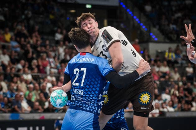 Soeren Steinhaus (Bergischer HC, 53) vs. Philipp Meyer (TVB Stuttgart, 27) GER, TVB Stuttgart - Bergischer HC, Opel HBL, Handball, Bundesliga, 1. Spieltag, Spielzeit 2026 2027, 28.08.2026 GER, TVB Stuttgart - Bergischer HC, Opel HBL, Handball, Bundesliga, 1. Spieltag, Spielzeit 2026 2027, 28.08.2026 Stuttgart Copyright: xSandyxDinkelackerx EP_SDR