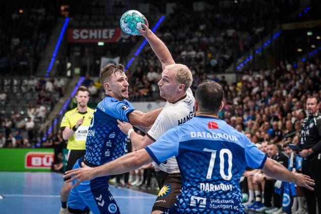 Fynn Hangstein (Bergischer HC, 10) zwischen Simone Mengon (TVB Stuttgart, 15) und Mohamed Amine Darmoul (TVB Stuttgart, 70) GER, TVB Stuttgart - Bergischer HC, Opel HBL, Handball, Bundesliga, 1. Spieltag, Spielzeit 2026 2027, 28.08.2026 GER, TVB Stuttgart - Bergischer HC, Opel HBL, Handball, Bundesliga, 1. Spieltag, Spielzeit 2026 2027, 28.08.2026 Stuttgart Copyright: xSandyxDinkelackerx EP_SDR